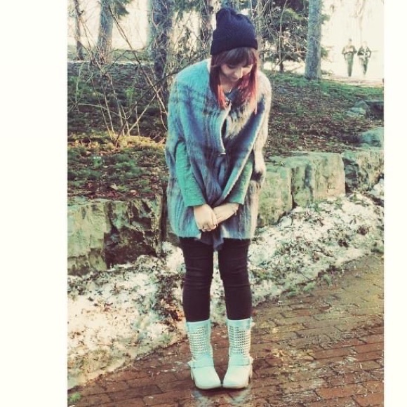 Blue plaid poncho - Picture 4 of 7